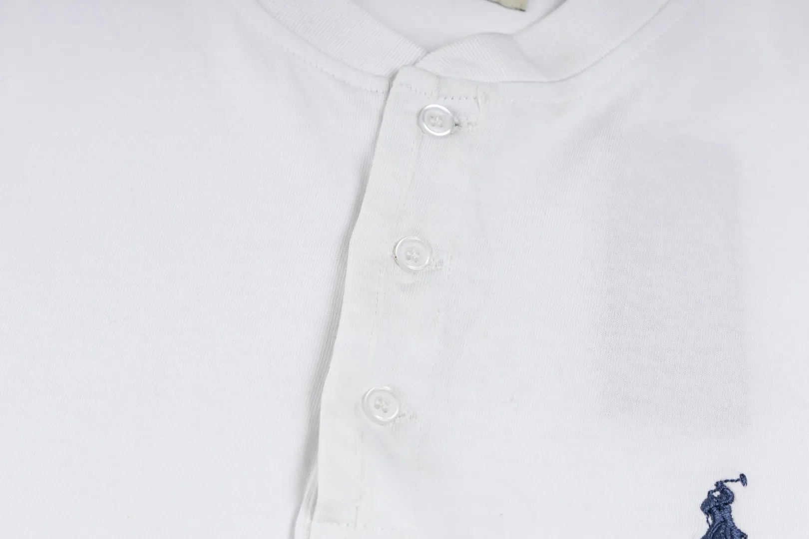 P196 R85 Ralph Lauren Washed, brushed, distressed, Henry stand-up collar, open chest, long-sleeved bottoming shirt, thin sweatshirt, fabric 100% Xinjiang long-staple cotton, imported embroidery logo on the chest, custom threaded collar, classic embroidery, the highest version, suitable for business and leisure daily use! 🌘3-button placket, laser logo pearlescent resin buttons, cuffs and hem are double-stitched, different from the currency version. Washed and distressed, sand-washed and stir-fried. Color: White, Black, Navy Blue, Army Green, Gray Size: S M L XL Length: 69/70/72/75 Bust: 102/108/116/124 Shoulder width: 43/45/47/49 Recommended weight: 100-120/120-140/140-160/160-180 pounds